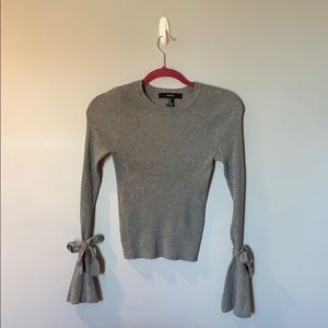 Women’s crew neck gray ribbed sweater